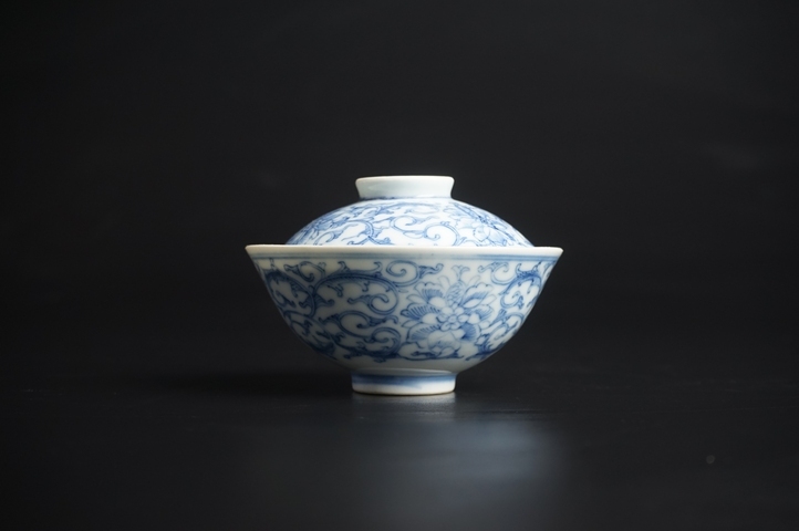 古玩陶瓷清嘉慶·青花線描纏枝花卉紋蓋碗真品鑒賞圖