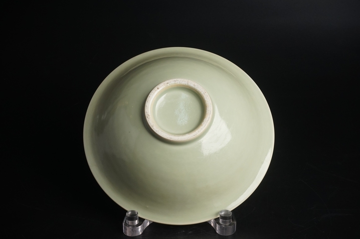 古玩陶瓷民國(guó)·青釉暗刻云龍紋大碗真品鑒賞圖