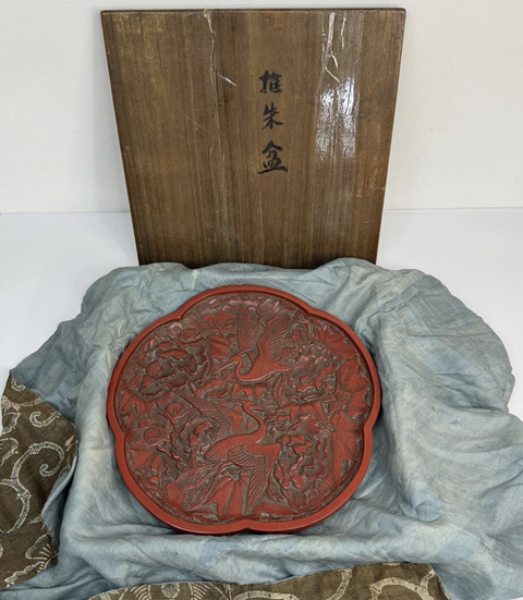 古玩雜項(xiàng)明晚期·剔紅鷺鷥牡丹紋 梅花盤拍賣,當(dāng)前價(jià)格88000元