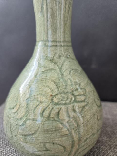 古玩陶瓷眀代龍泉窯青釉刻花長頸瓶拍賣，當前價格4900元