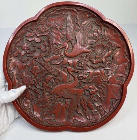 古玩雜項(xiàng)明晚期·剔紅鷺鷥牡丹紋 梅花盤拍賣,當(dāng)前價(jià)格88000元