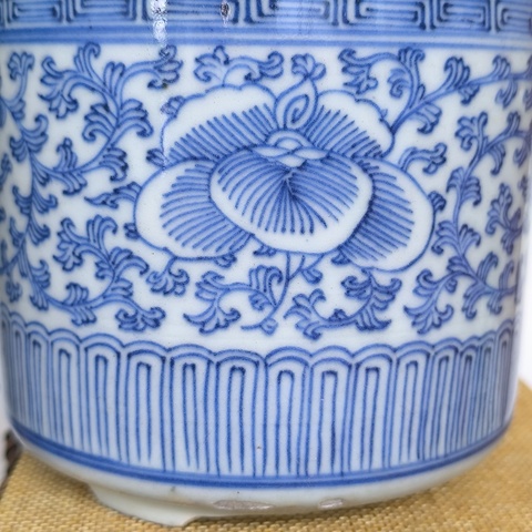 古玩陶瓷青花纏枝花卉紋三足爐真品鑒賞圖