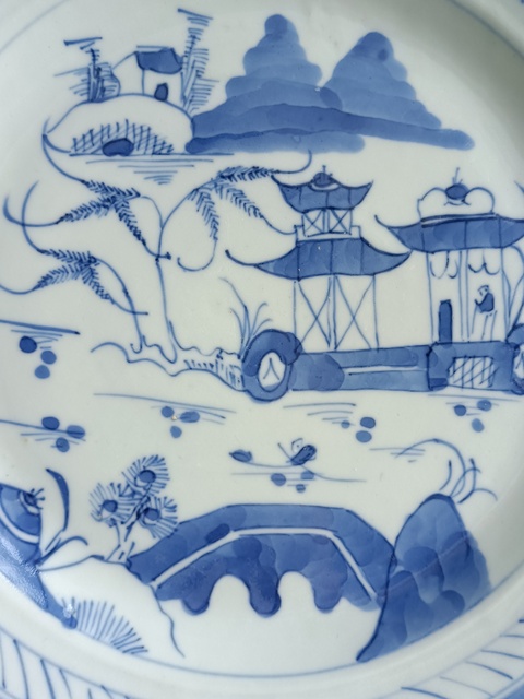 古玩陶瓷清中晚·青花山水樓閣紋盤 真品鑒賞圖