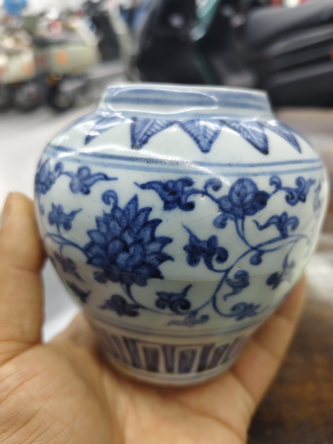 古玩陶瓷花卉紋青花罐真品鑒賞圖