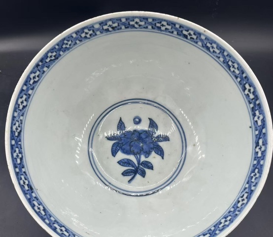 古玩陶瓷花卉紋青花碗真品鑒賞圖