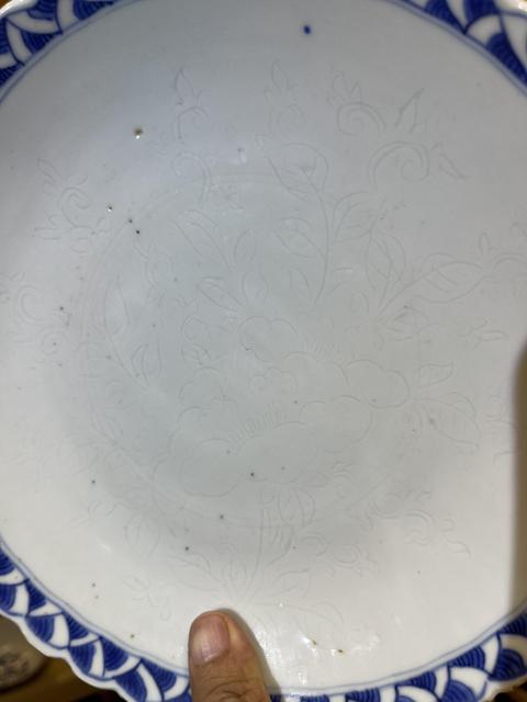 古玩陶瓷明晚·青花暗刻花卉紋花口盤(pán) 真品鑒賞圖
