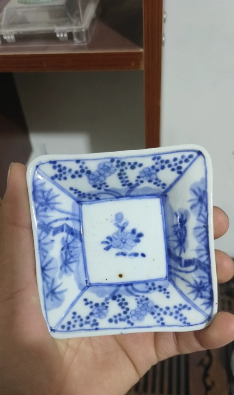 古玩陶瓷日本明治青花花卉紋盤真品鑒賞圖