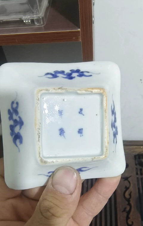 古玩陶瓷日本明治青花花卉紋盤真品鑒賞圖