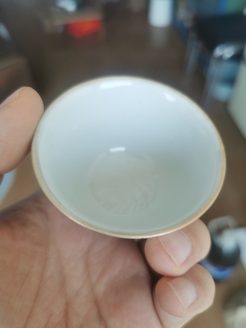 古玩陶瓷紫金釉開光人物紋粉彩杯真品鑒賞圖