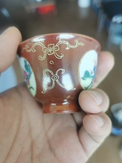 古玩陶瓷紫金釉開光人物紋粉彩杯真品鑒賞圖