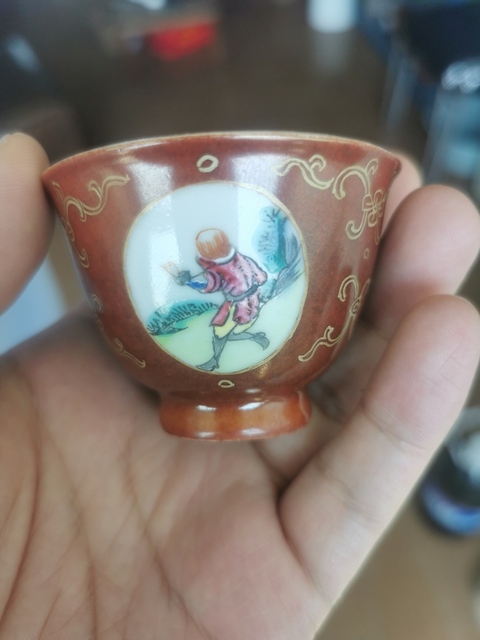 古玩陶瓷紫金釉開光人物紋粉彩杯真品鑒賞圖
