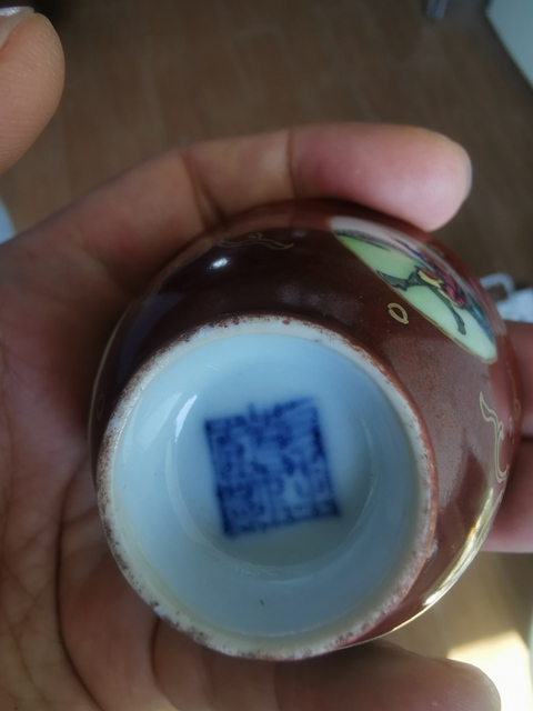 古玩陶瓷紫金釉開光人物紋粉彩杯真品鑒賞圖