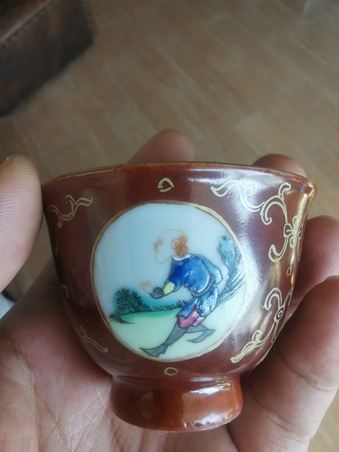 古玩陶瓷紫金釉開光人物紋粉彩杯真品鑒賞圖