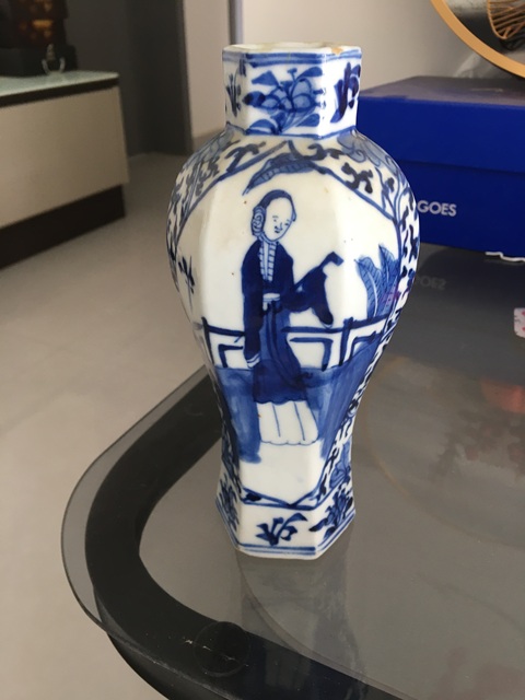 古玩陶瓷人物紋青花瓶真品鑒賞圖