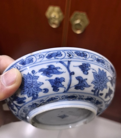 古玩陶瓷青花纏枝花卉紋盤真品鑒賞圖