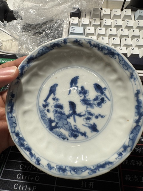 古玩陶瓷米黃釉青花花卉紋杯碟真品鑒賞圖
