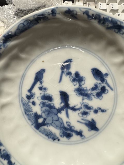 古玩陶瓷米黃釉青花花卉紋杯碟真品鑒賞圖