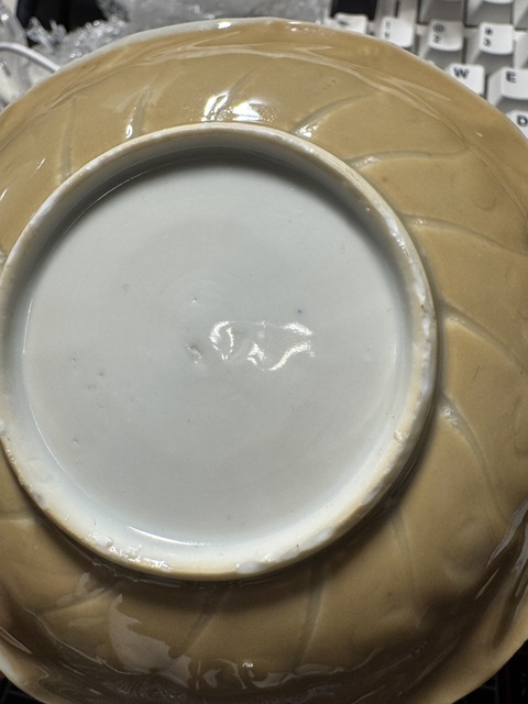 古玩陶瓷米黃釉青花花卉紋杯碟真品鑒賞圖
