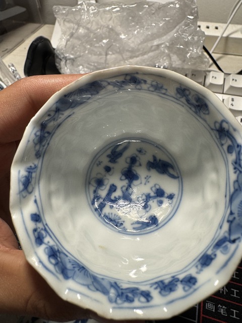 古玩陶瓷米黃釉青花花卉紋杯碟真品鑒賞圖