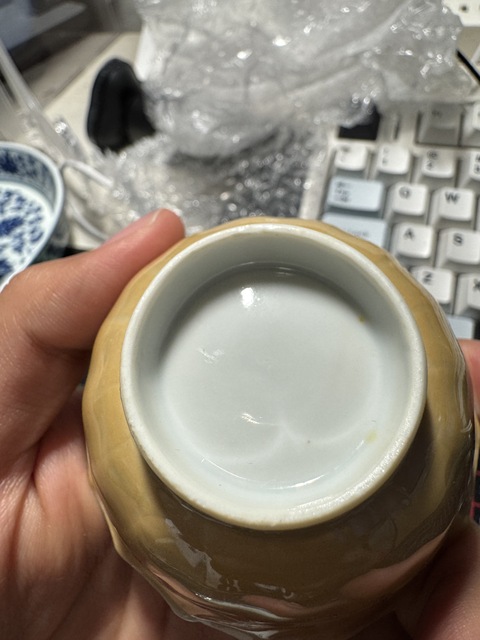 古玩陶瓷米黃釉青花花卉紋杯碟真品鑒賞圖