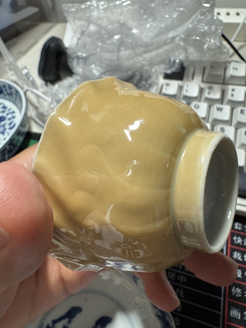 古玩陶瓷米黃釉青花花卉紋杯碟真品鑒賞圖