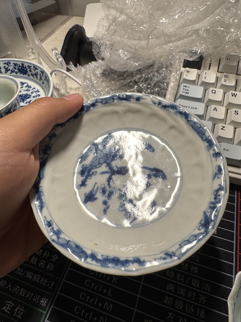 古玩陶瓷米黃釉青花花卉紋杯碟真品鑒賞圖