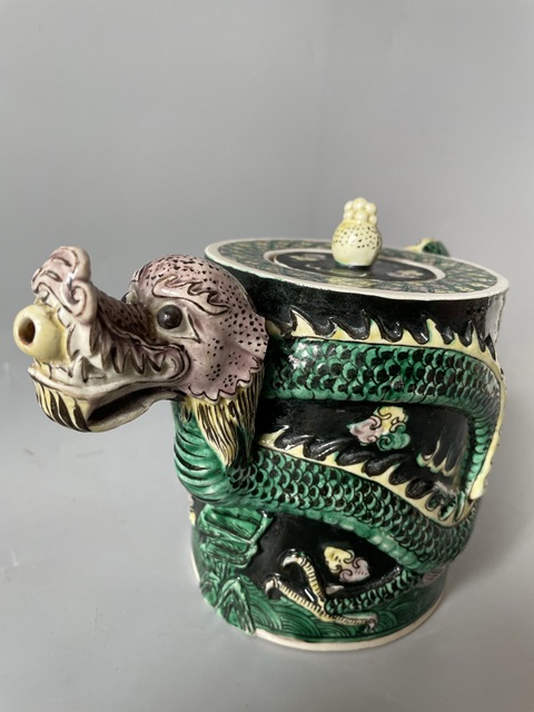 古玩陶瓷清代道光墨地素三彩貼塑龍紋壺拍賣,當(dāng)前價(jià)格4000元