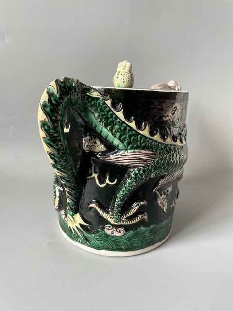 古玩陶瓷清代道光墨地素三彩貼塑龍紋壺拍賣,當(dāng)前價(jià)格4000元