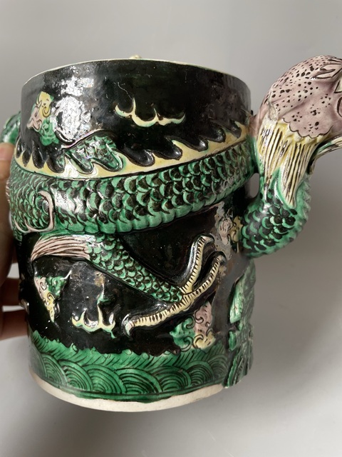 古玩陶瓷清代道光墨地素三彩貼塑龍紋壺拍賣,當(dāng)前價(jià)格4000元