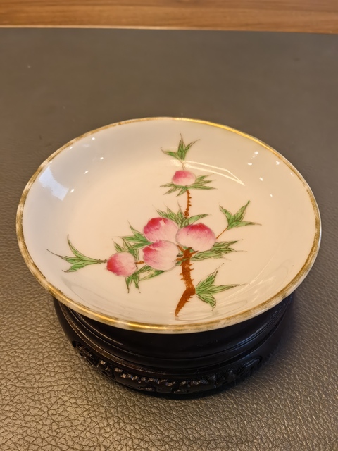 古玩陶瓷粉彩桃紋盤真品鑒賞圖