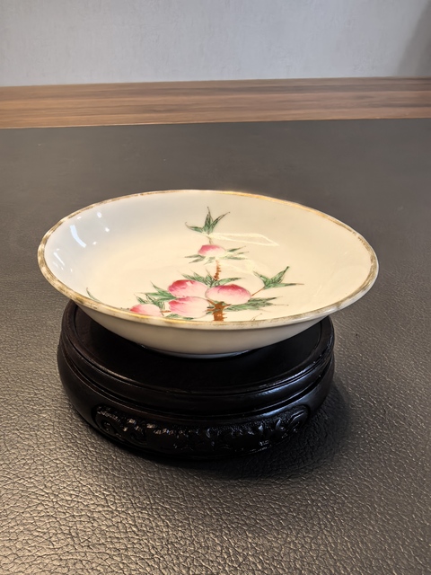 古玩陶瓷粉彩桃紋盤真品鑒賞圖