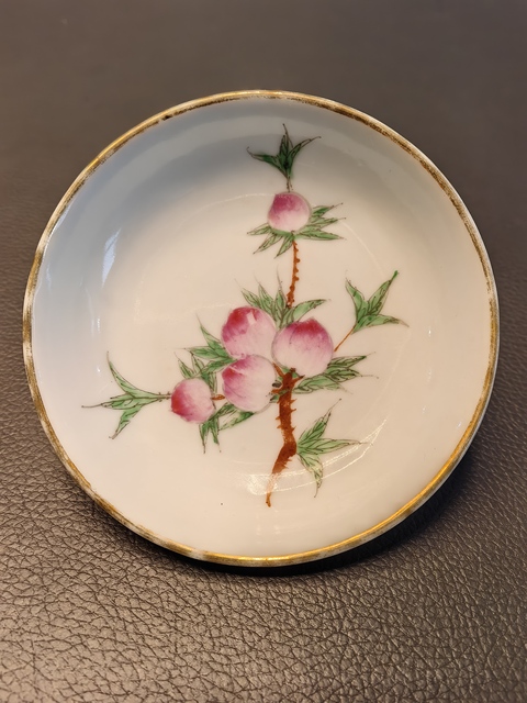 古玩陶瓷粉彩桃紋盤真品鑒賞圖