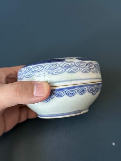 古玩陶瓷麒麟送子青花蓋盒真品鑒賞圖