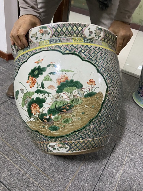 古玩陶瓷五彩開窗荷塘鴛鴦紋大缸真品鑒賞圖