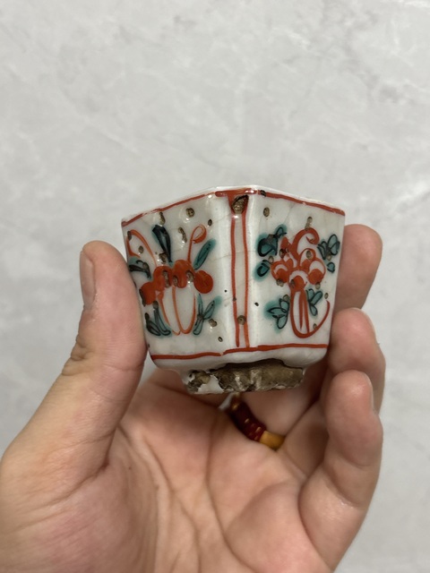 古玩陶瓷日本江戶紅綠彩茶杯真品鑒賞圖