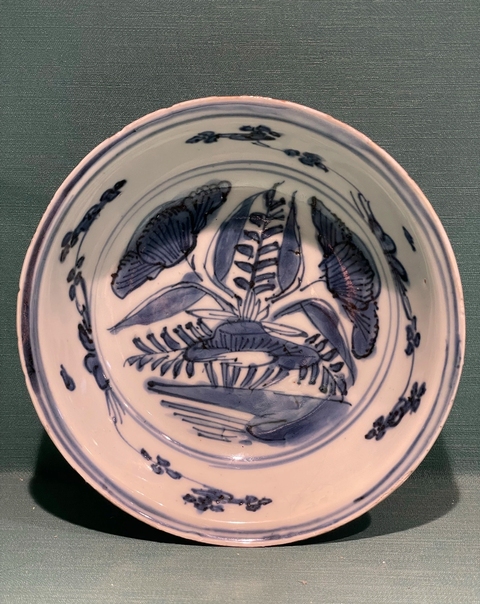 古玩陶瓷花卉紋青花盤真品鑒賞圖