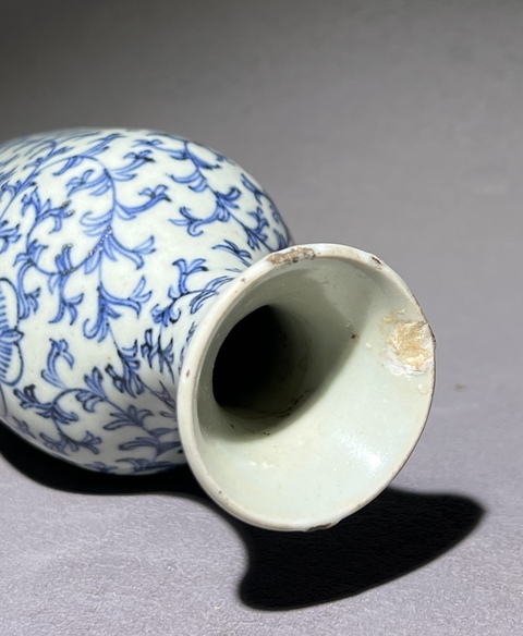 古玩陶瓷青花淡描花卉盤(pán)口瓶拍賣(mài)，當(dāng)前價(jià)格1860元
