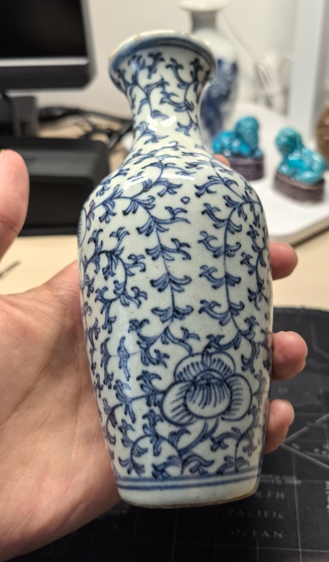 古玩陶瓷青花淡描花卉盤(pán)口瓶拍賣(mài)，當(dāng)前價(jià)格1860元
