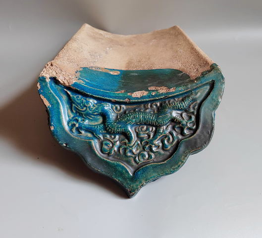 古玩陶瓷明代皇家御用高浮雕孔雀藍釉五爪龍紋瓦當拍賣，當前價格1666元