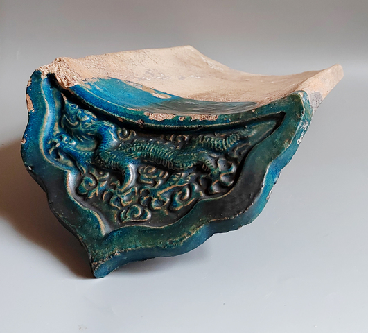 古玩陶瓷明代皇家御用高浮雕孔雀藍釉五爪龍紋瓦當拍賣，當前價格1666元