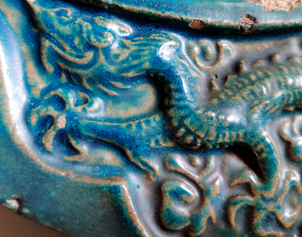 古玩陶瓷明代皇家御用高浮雕孔雀藍釉五爪龍紋瓦當拍賣，當前價格1666元