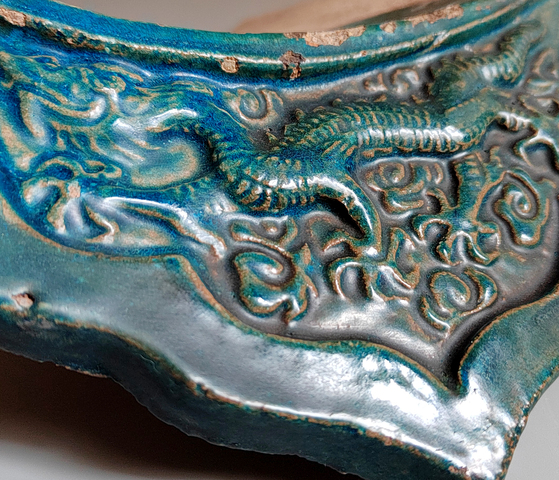 古玩陶瓷明代皇家御用高浮雕孔雀藍釉五爪龍紋瓦當拍賣，當前價格1666元