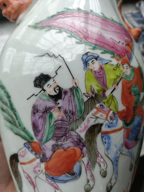 古玩陶瓷清末民初粉彩刀馬旦紋海棠瓶真品鑒賞圖