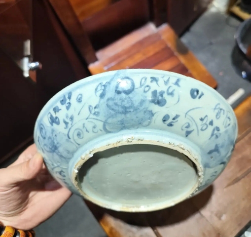 古玩陶瓷青花洞石花卉紋盤(pán)真品鑒賞圖
