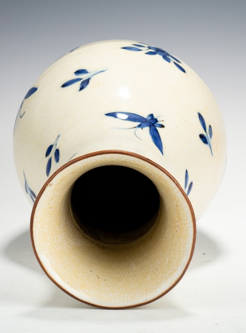 古玩陶瓷哥釉青花花卉蝴蝶紋玉壺春瓶真品鑒賞圖