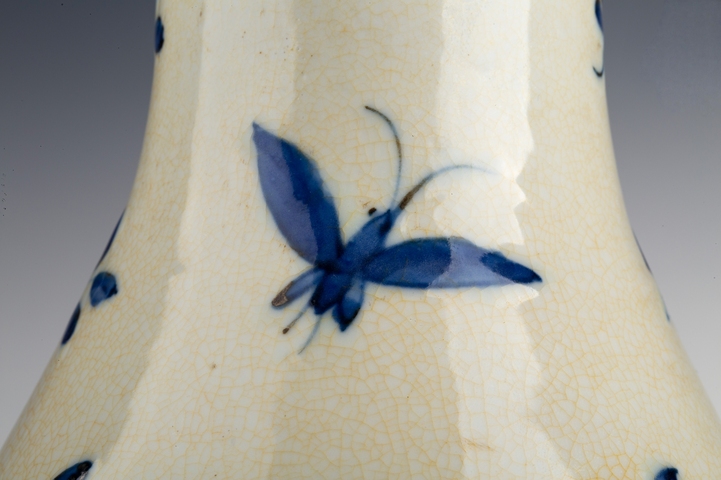 古玩陶瓷哥釉青花花卉蝴蝶紋玉壺春瓶真品鑒賞圖