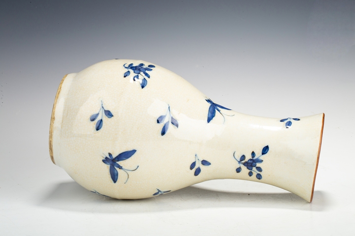 古玩陶瓷哥釉青花花卉蝴蝶紋玉壺春瓶真品鑒賞圖