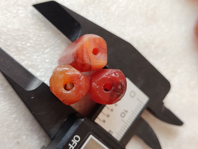 古玩玉器天然紅瑪瑙多棱珠3顆拍賣,當前價格96元