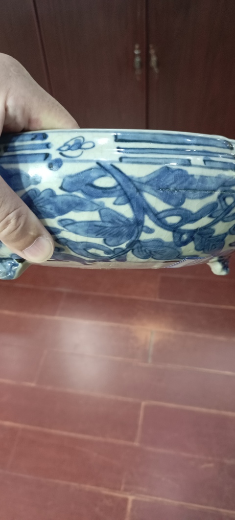 古玩陶瓷花卉紋三足青花香爐真品鑒賞圖