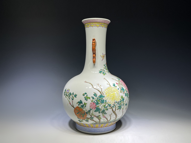 古玩陶瓷民國(guó)·“洪憲年制”粉彩花蝶紋雙耳瓶真品鑒賞圖